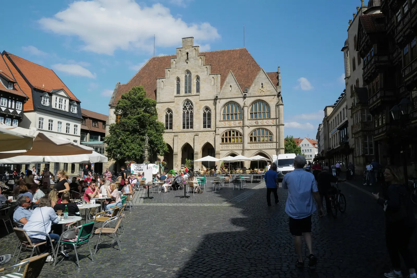 Betriebsmittelprüfung und Leiter- und Trittprüfung in Hildesheim: Gotisches Rathaus mit Cafés am Markt.