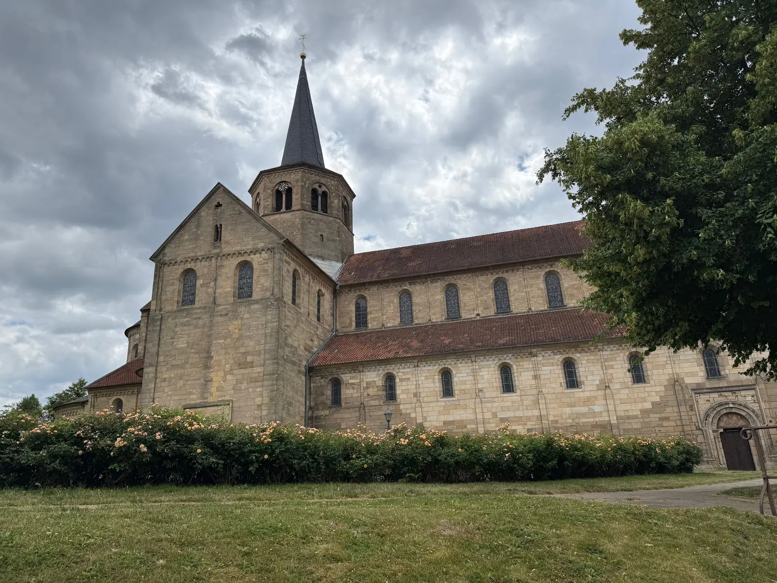 Betriebsmittelprüfung und Leiter- und Trittprüfung in Hildesheim: Romanische Basilika mit Vierungsturm.