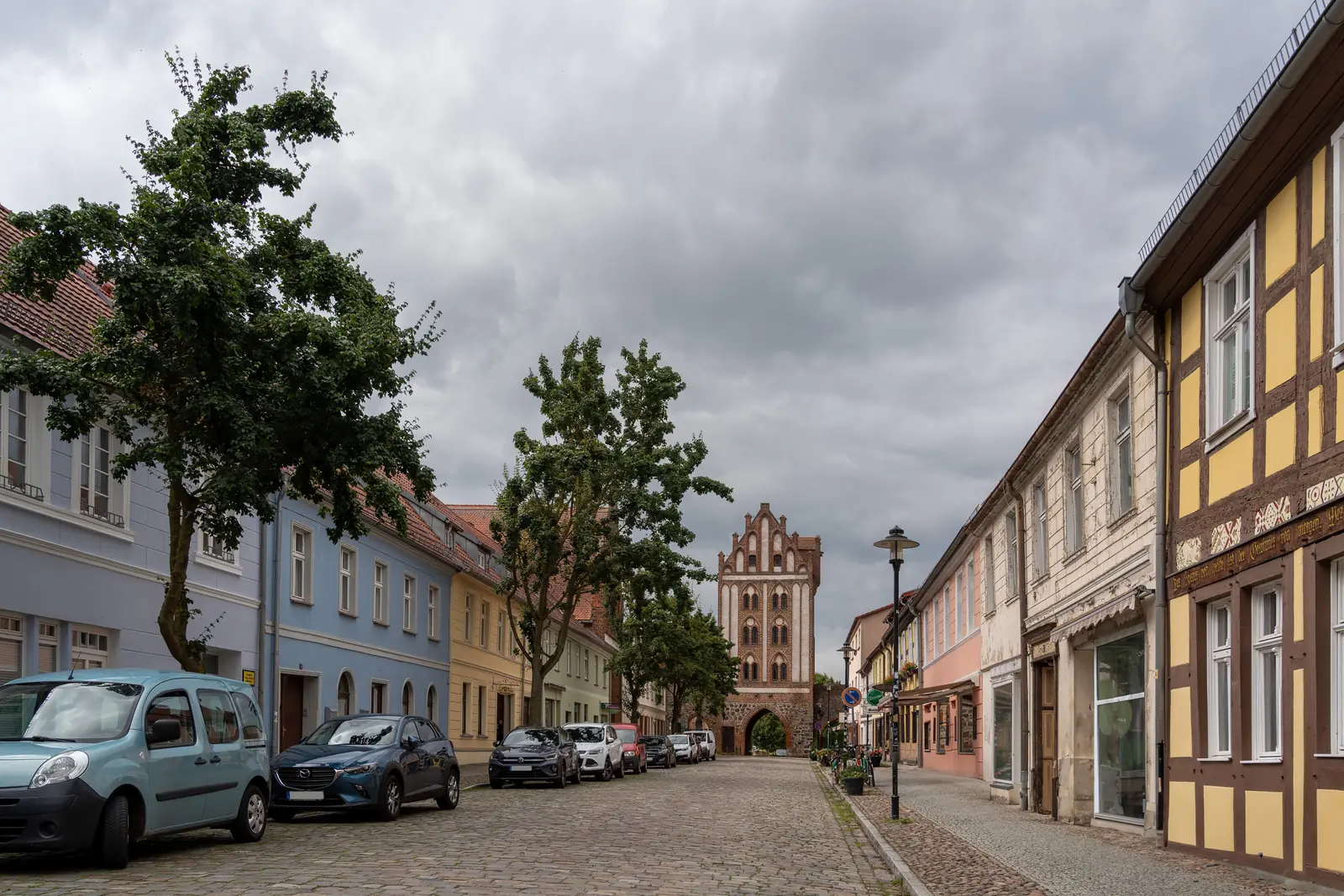 Betriebsmittelprüfung und Leiter- und Trittprüfung in Ingolstadt: Kopfsteingasse mit Backsteintor am Ende.