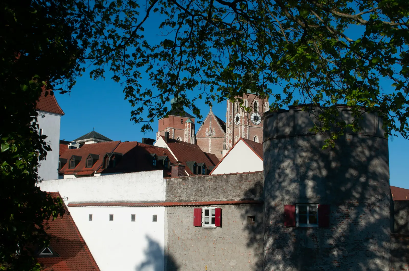 Betriebsmittelprüfung und Leiter- und Trittprüfung in Ingolstadt: Wehrturm und Kirchtürme über der Stadtmauer.