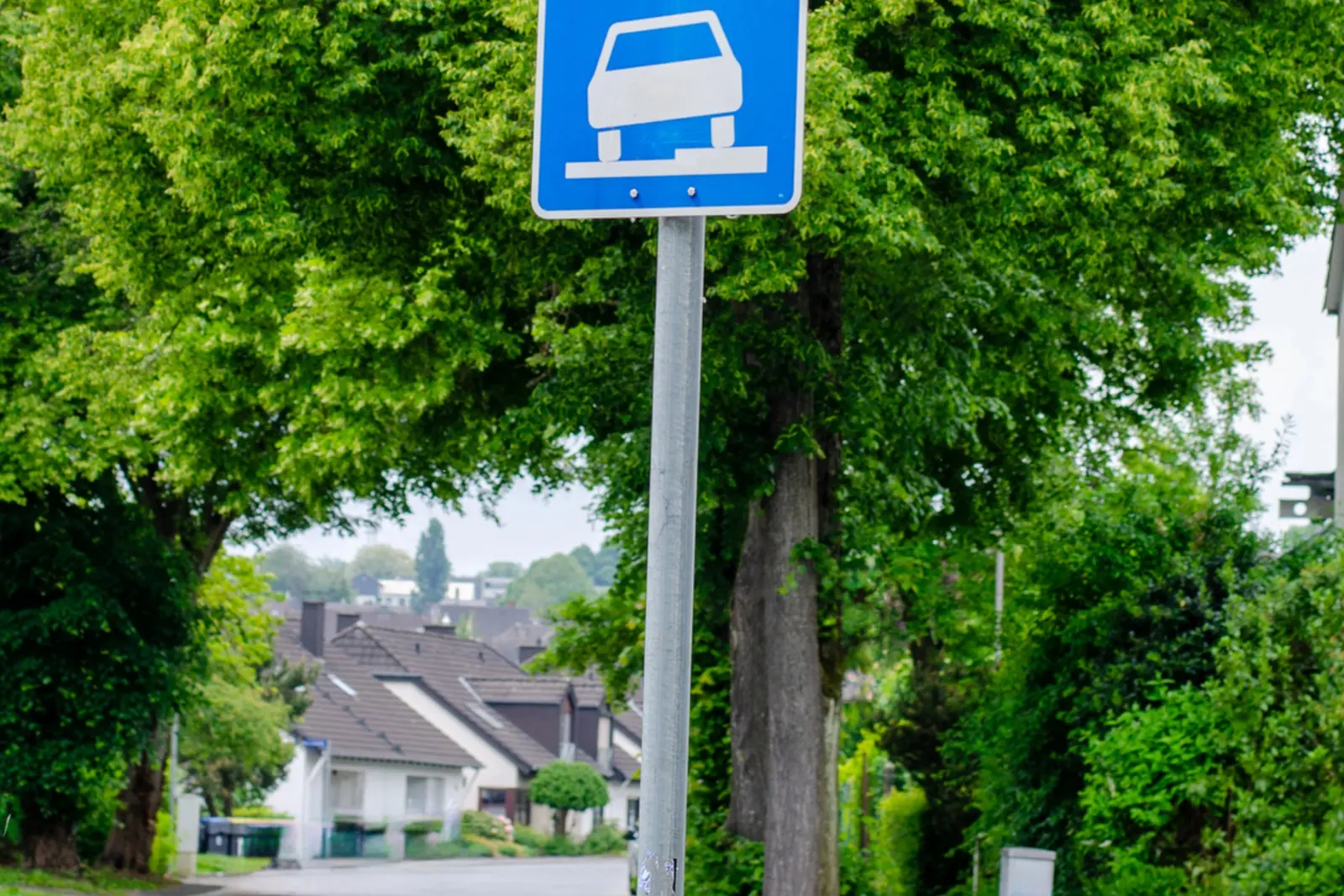 Betriebsmittelprüfung und Leiter- und Trittprüfung in Iserlohn: Blick über Gewerbegebiet und bewaldete Hügel.
