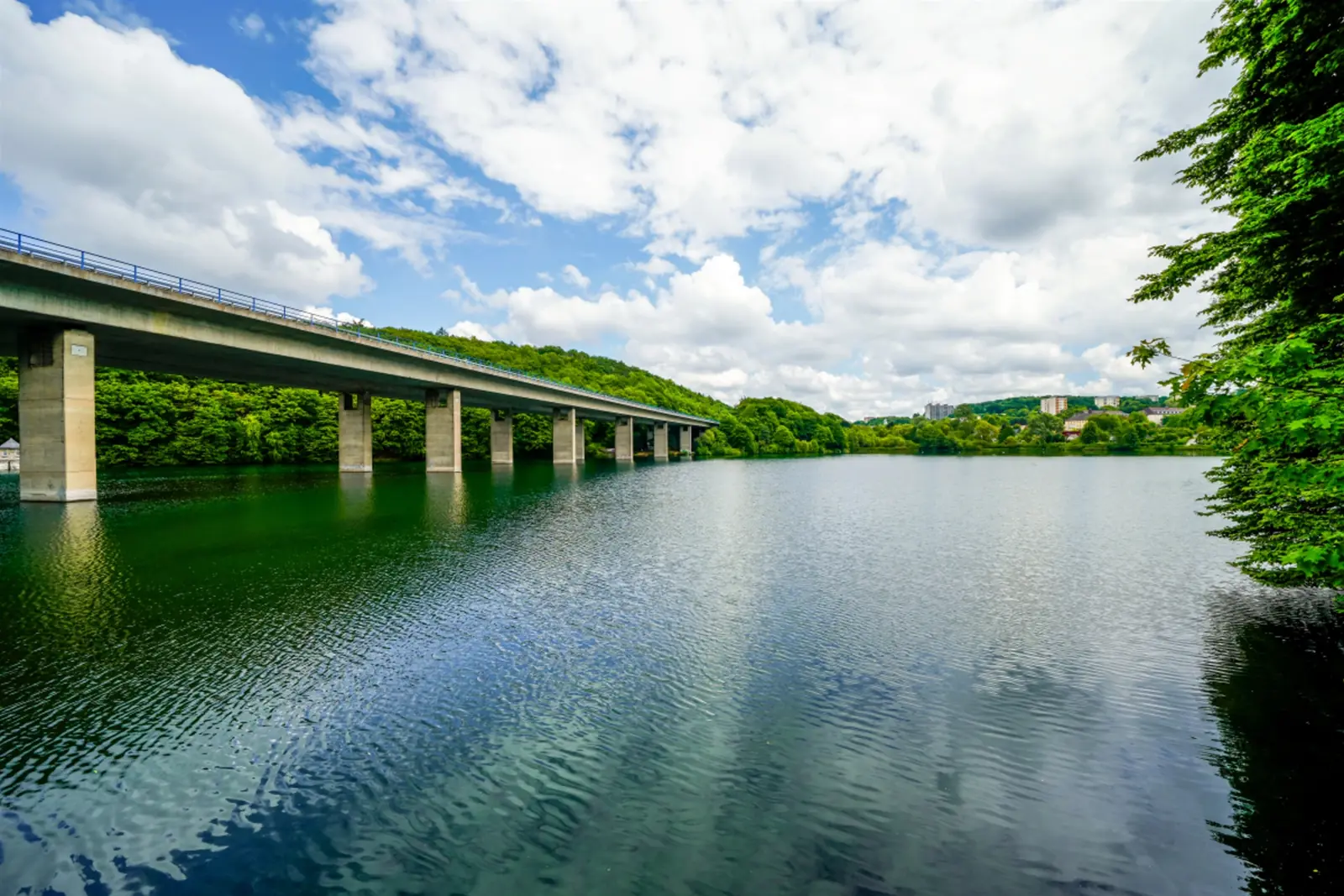 Betriebsmittelprüfung und Leiter- und Trittprüfung in Iserlohn: Talbrücke auf hohen Pfeilern über dem Stausee.