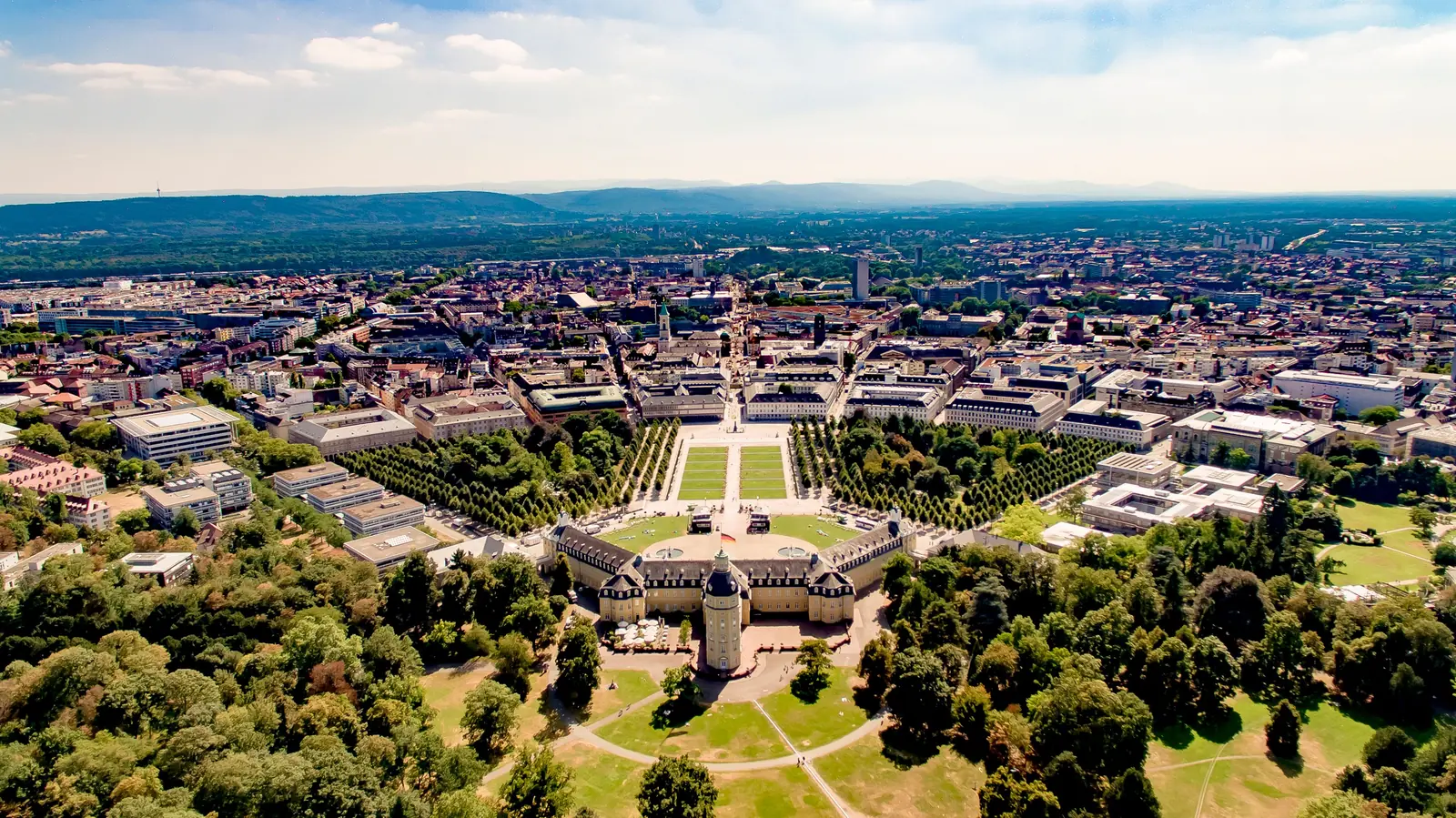 Betriebsmittelprüfung und Leiter- und Trittprüfung in Karlsruhe: Luftbild der fächerförmigen Stadtanlage mit Schloss.