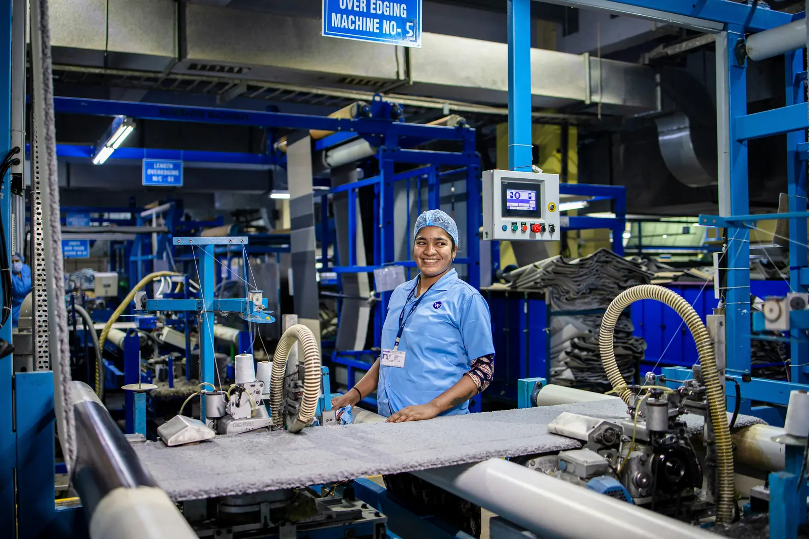 Betriebsmittelprüfung und Leiter- und Trittprüfung in der Kunststoffverarbeitung: Mitarbeiterin an der Produktionsanlage.