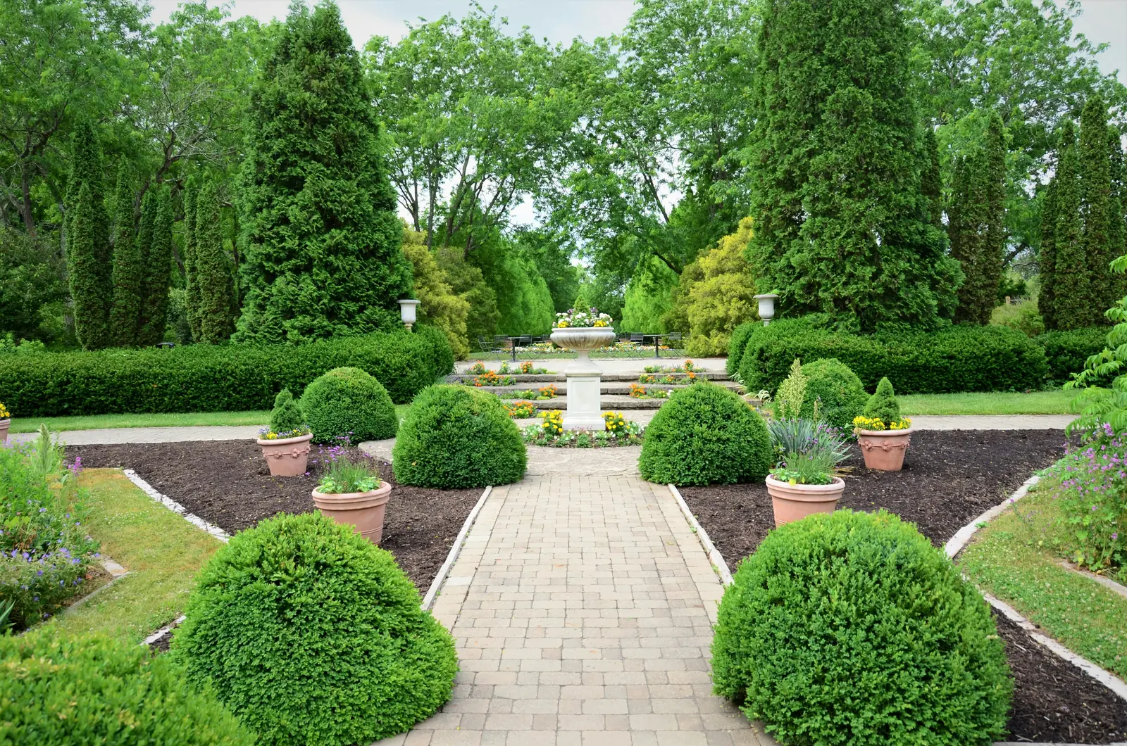 Betriebsmittelprüfung und Leiter- und Trittprüfung im Landschaftsbau: Formschnittgarten mit Buchsbaumkugeln.