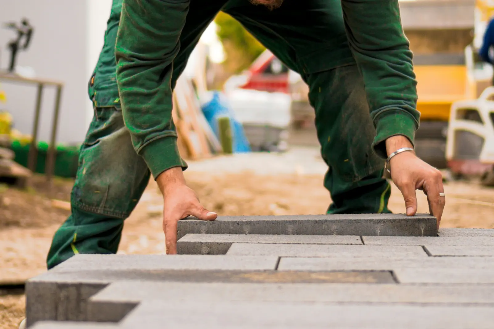Betriebsmittelprüfung und Leiter- und Trittprüfung im Landschaftsbau: Pflasterarbeiten mit Betonsteinen.