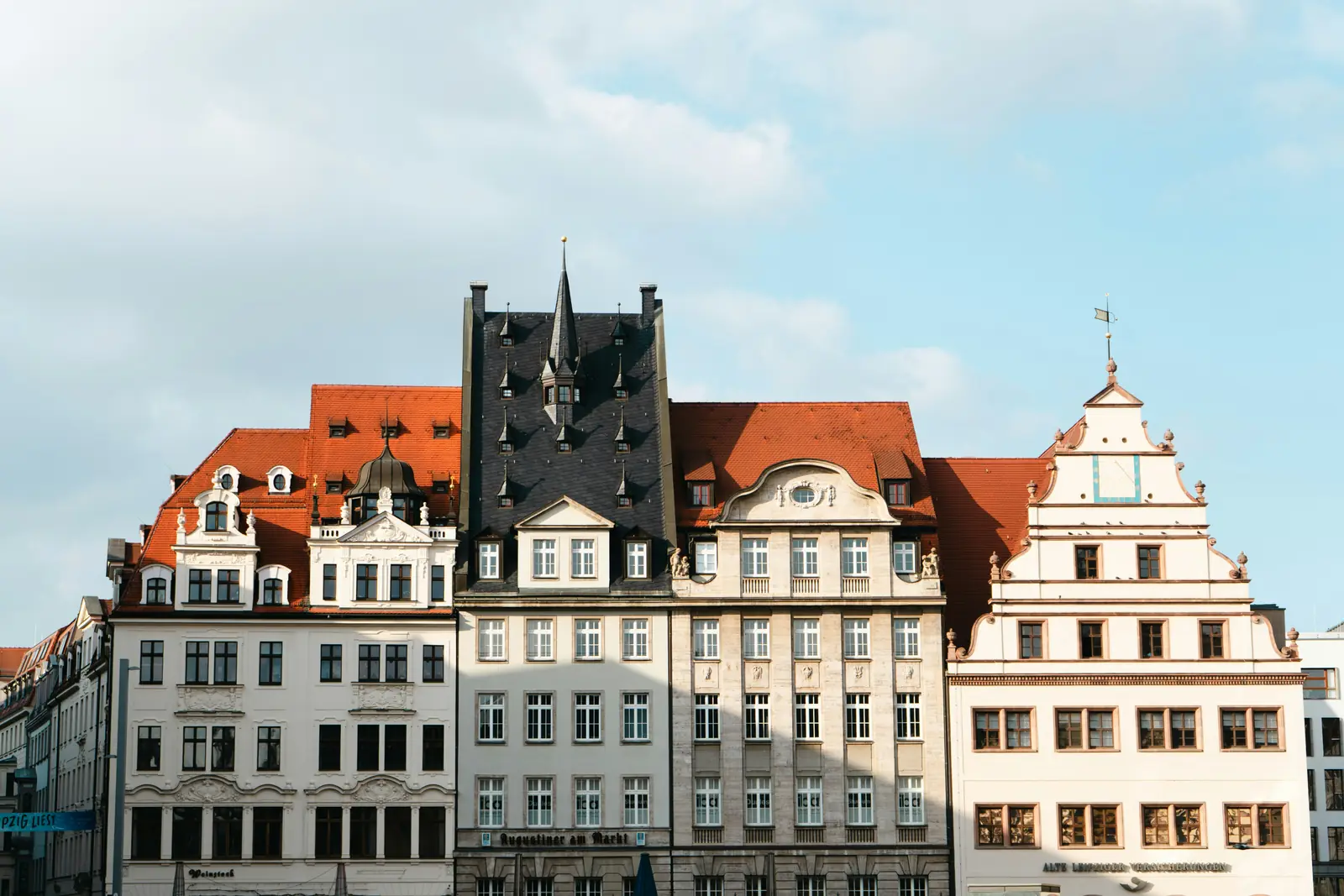 Betriebsmittelprüfung und Leiter- und Trittprüfung in Leipzig: Giebelhäuser am Markt im Abendlicht.