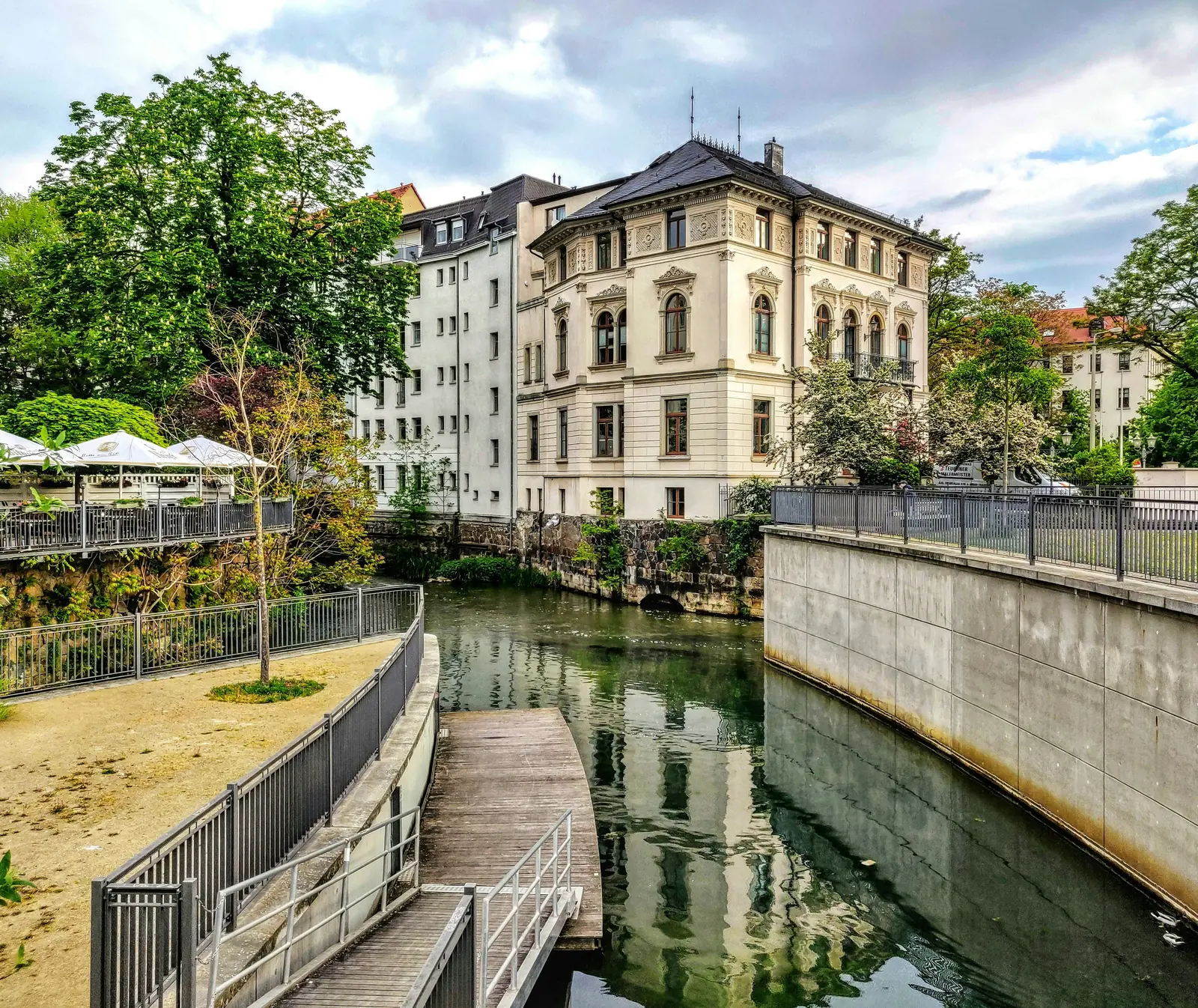 Betriebsmittelprüfung und Leiter- und Trittprüfung in Leipzig: Kanalufer mit Steg und Gründerzeitvilla.