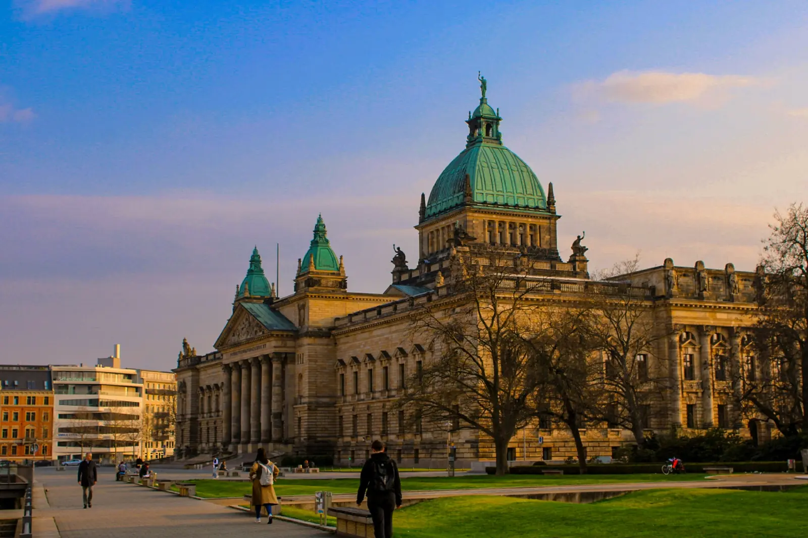 Betriebsmittelprüfung und Leiter- und Trittprüfung in Leipzig: Historischer Kuppelbau im Abendlicht.