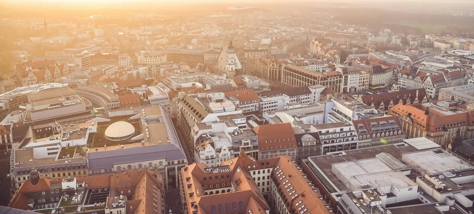 Betriebsmittelprüfung und Leiter- und Trittprüfung in Leipzig: Luftbild der Innenstadt im Morgendunst.