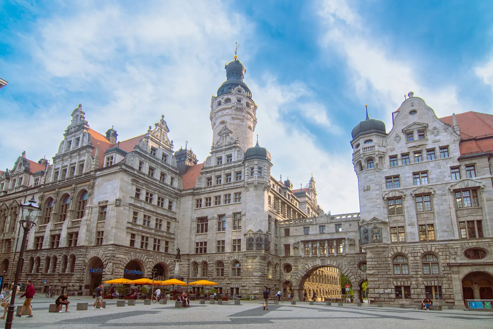 Betriebsmittelprüfung und Leiter- und Trittprüfung in Leipzig: Rathaushof mit Turm und Außengastronomie.