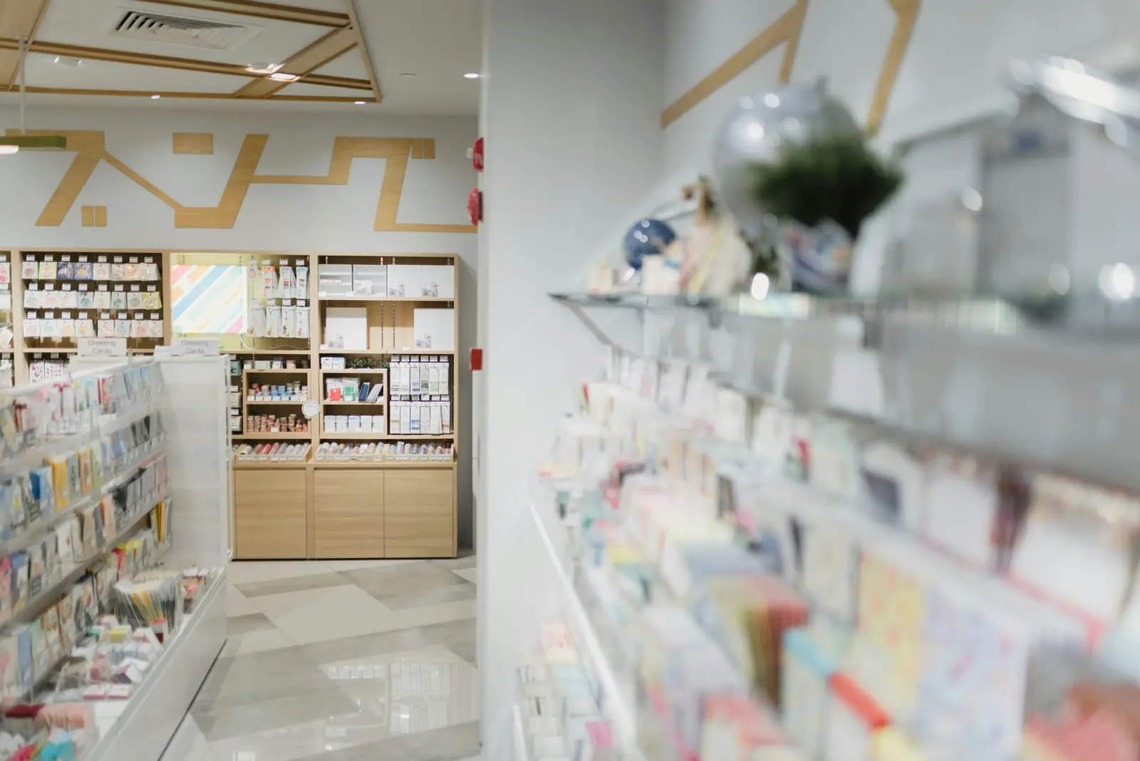 Leiter- und Trittprüfung in der Apotheke: Hohe Regalwände im Verkaufsraum.