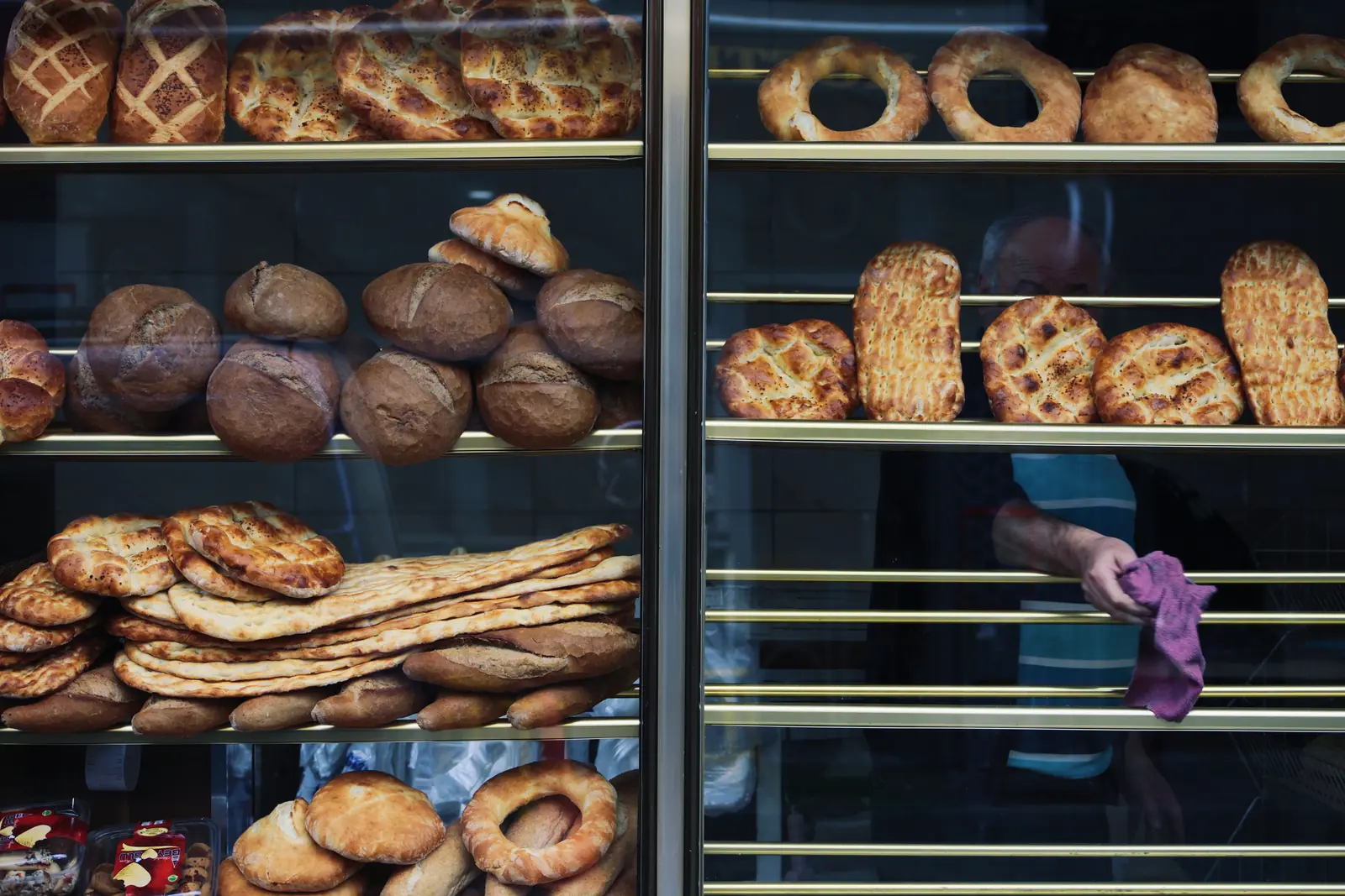 Leiter- und Trittprüfung in der Bäckerei: Hohe Auslageregale mit Brot und Gebäck.