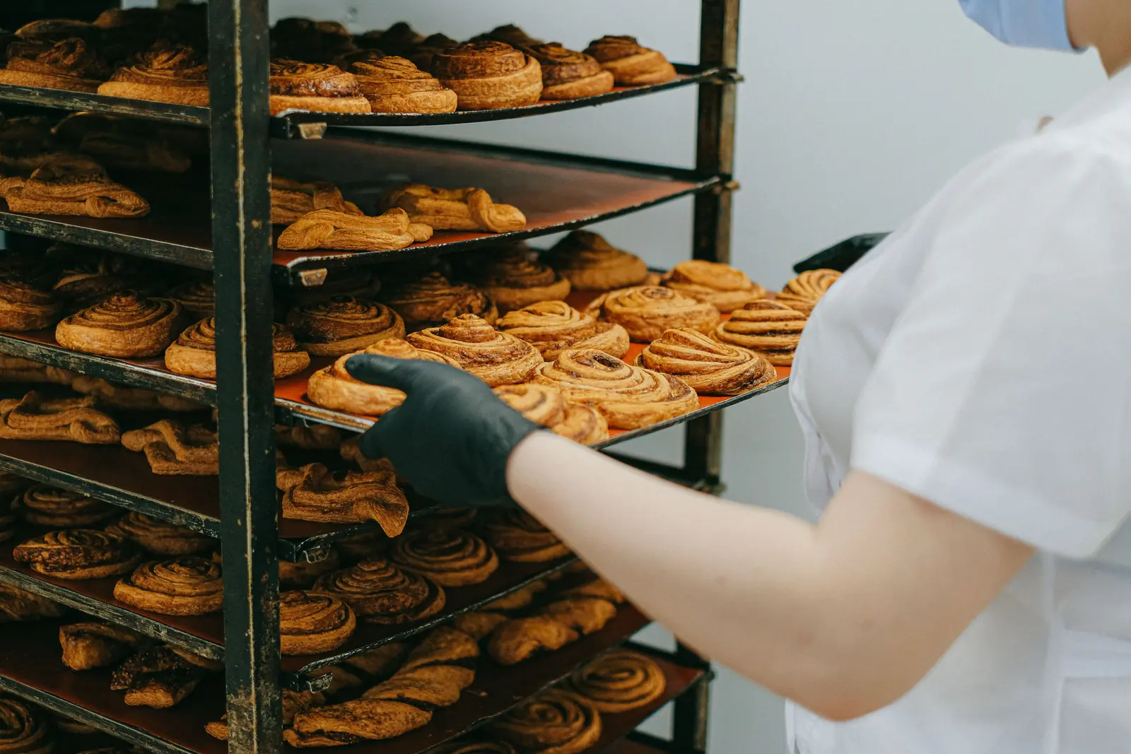 Leiter- und Trittprüfung in der Bäckerei: Stikkenwagen mit Blechen voller Plunder.