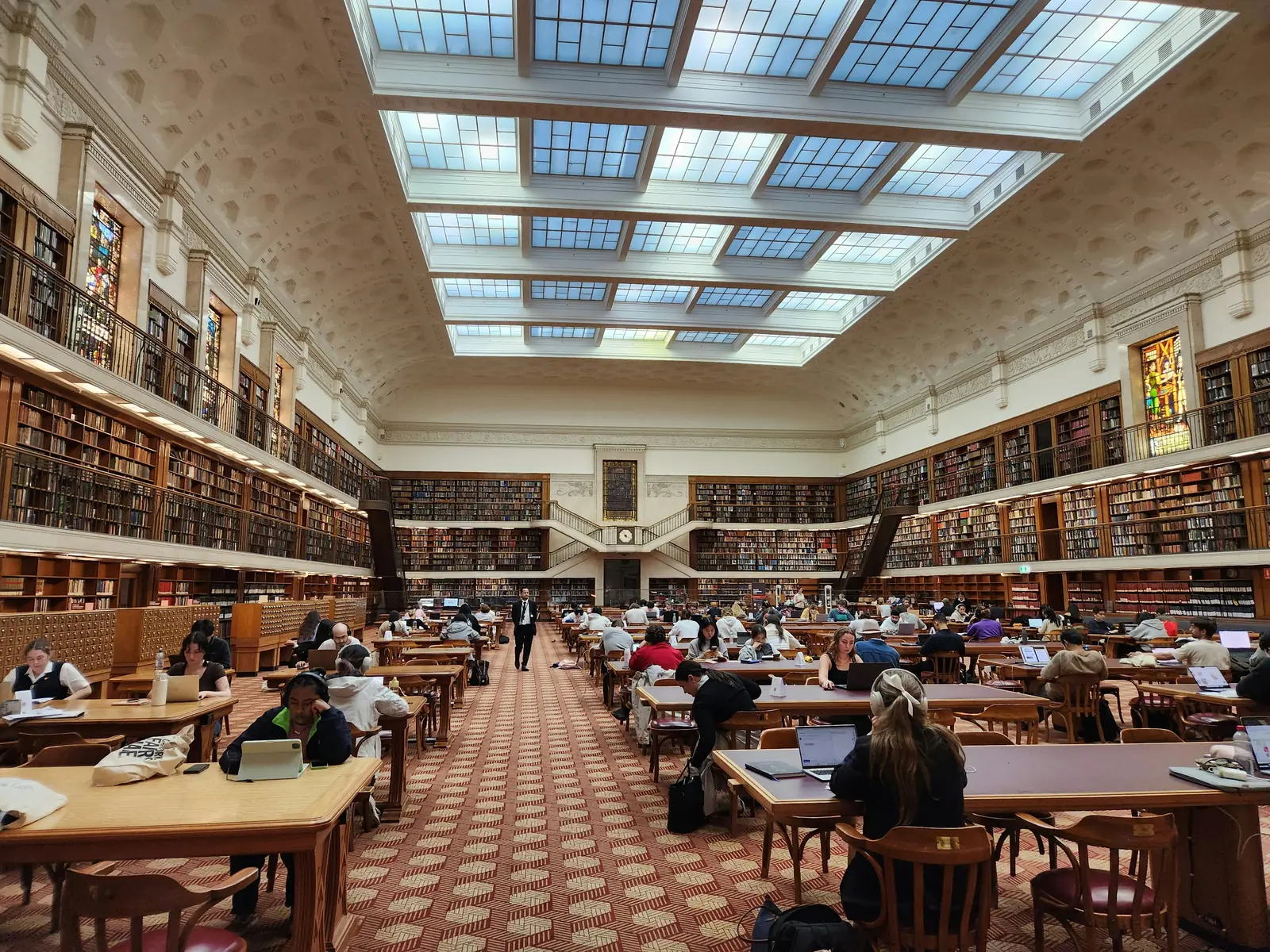 Leiter- und Trittprüfung beim Bildungsträger: Lesesaal mit Galerie und Oberlicht.