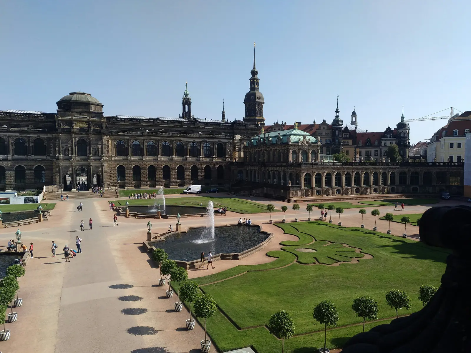 Leiter- und Trittprüfung in Dresden: Baukran über der barocken Schlossanlage.