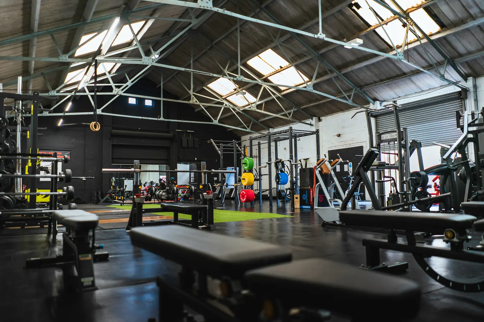 Leiter- und Trittprüfung im Fitnessstudio: Hallendach mit Stahlbindern und Lichtbändern.