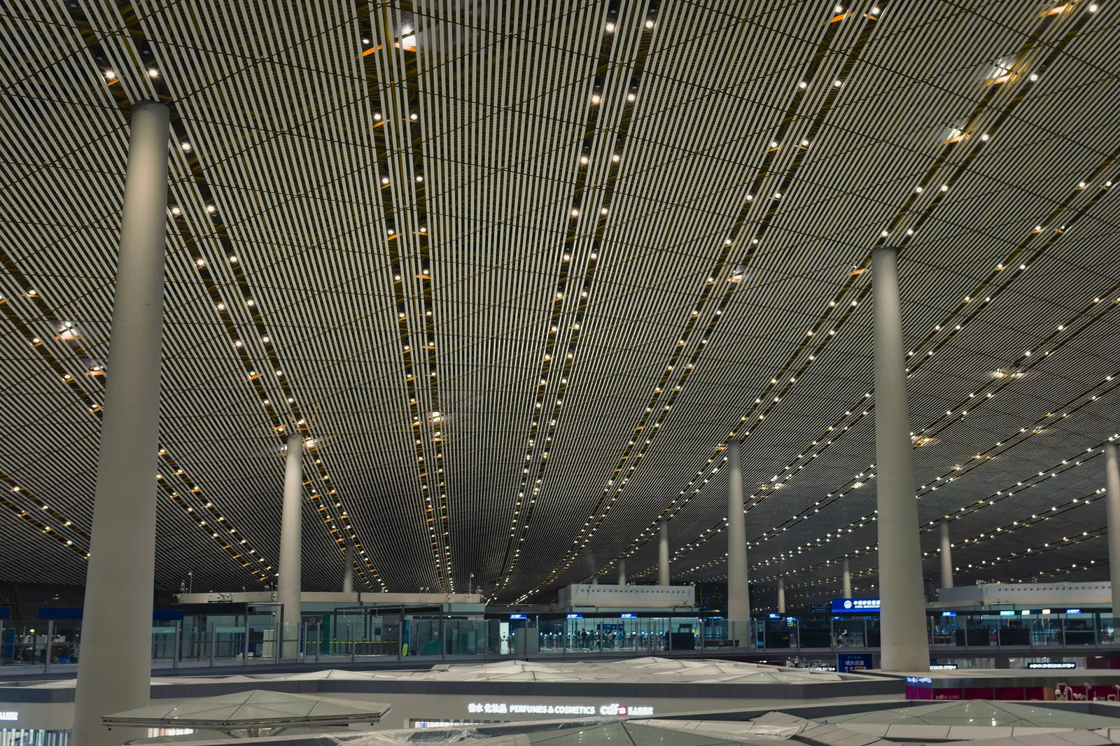 Leiter- und Trittprüfung am Flughafen: Hohe Terminaldecke mit langen Lichtbändern.