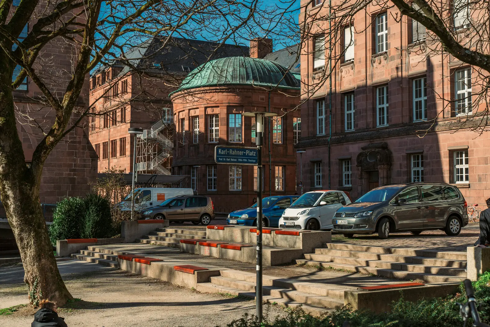Leiter- und Trittprüfung in Freiburg: Außentreppe an einem Sandsteinbau am Platz.