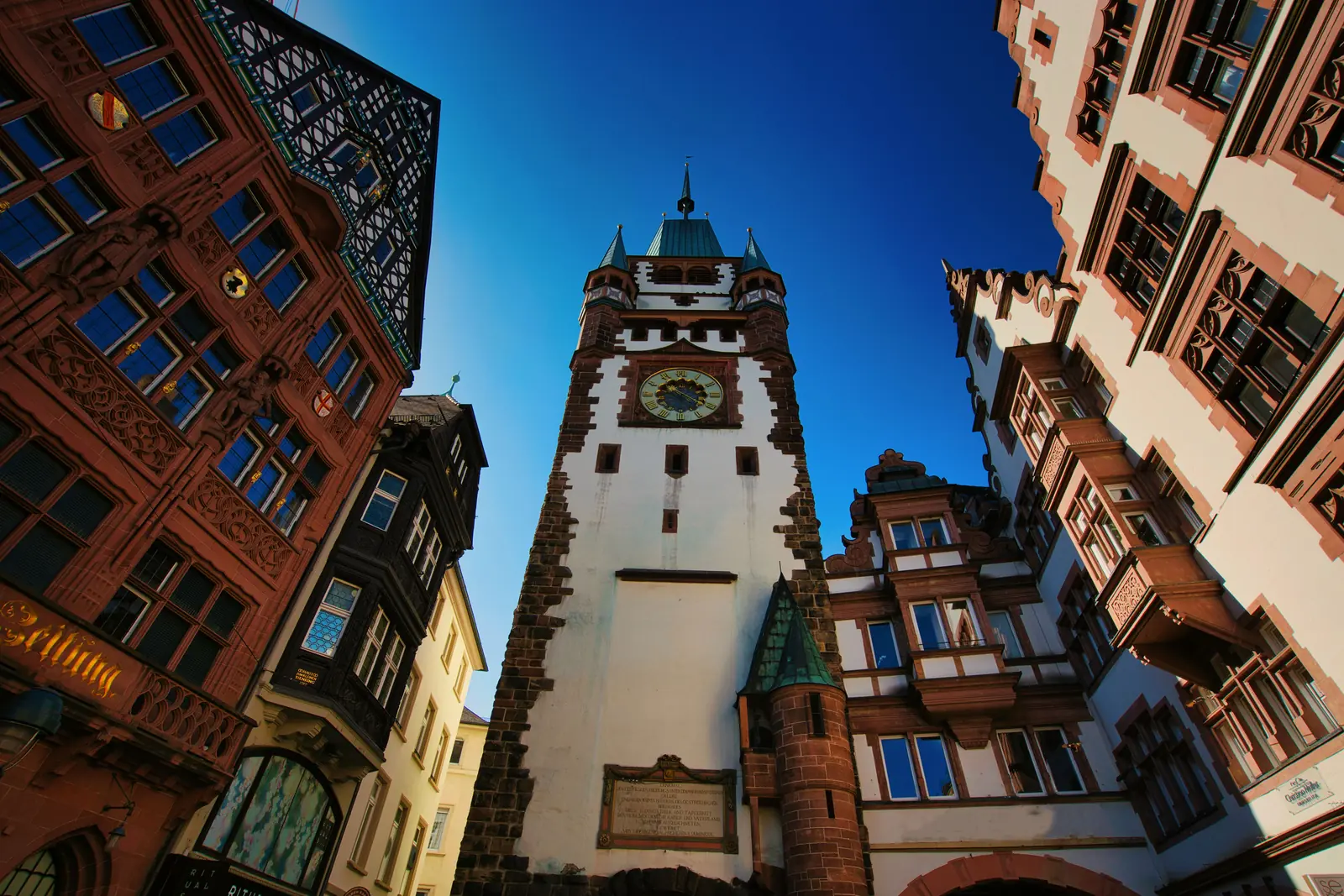 Leiter- und Trittprüfung in Freiburg: Torturm zwischen hohen Altstadtfassaden.