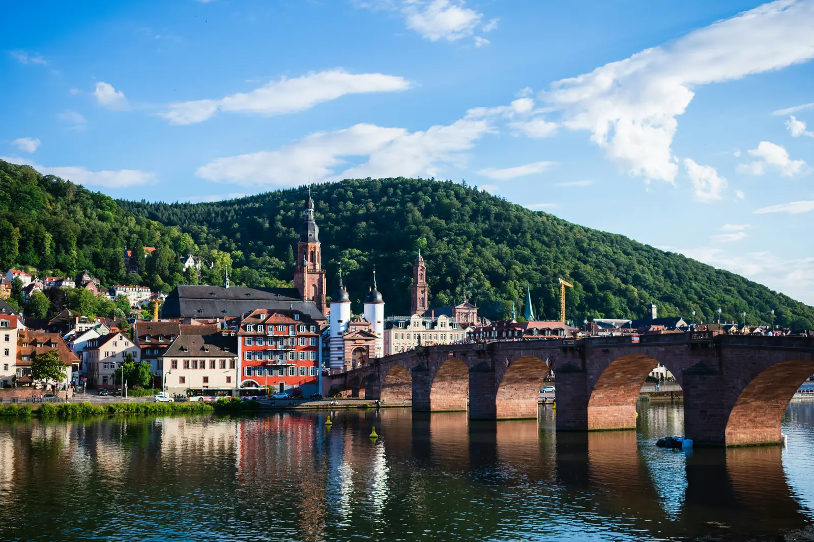 Leiter- und Trittprüfung in Heidelberg: Baukran über der Altstadt hinter der Brücke.