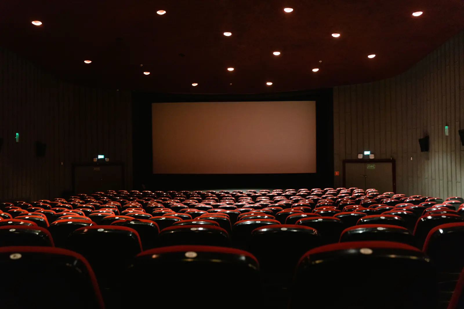 Leiter- und Trittprüfung im Kino: Deckenstrahler über den Sitzreihen im Saal.