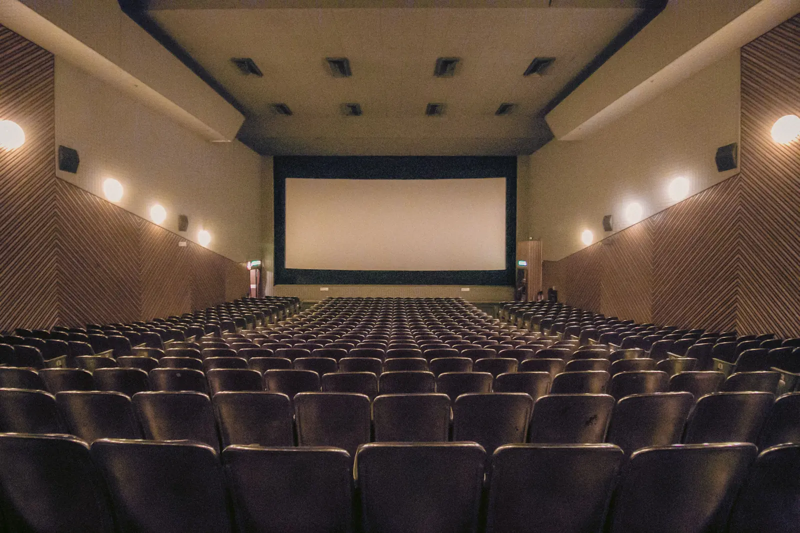 Leiter- und Trittprüfung im Kino: Wandleuchten und Deckenauslässe im Zuschauerraum.