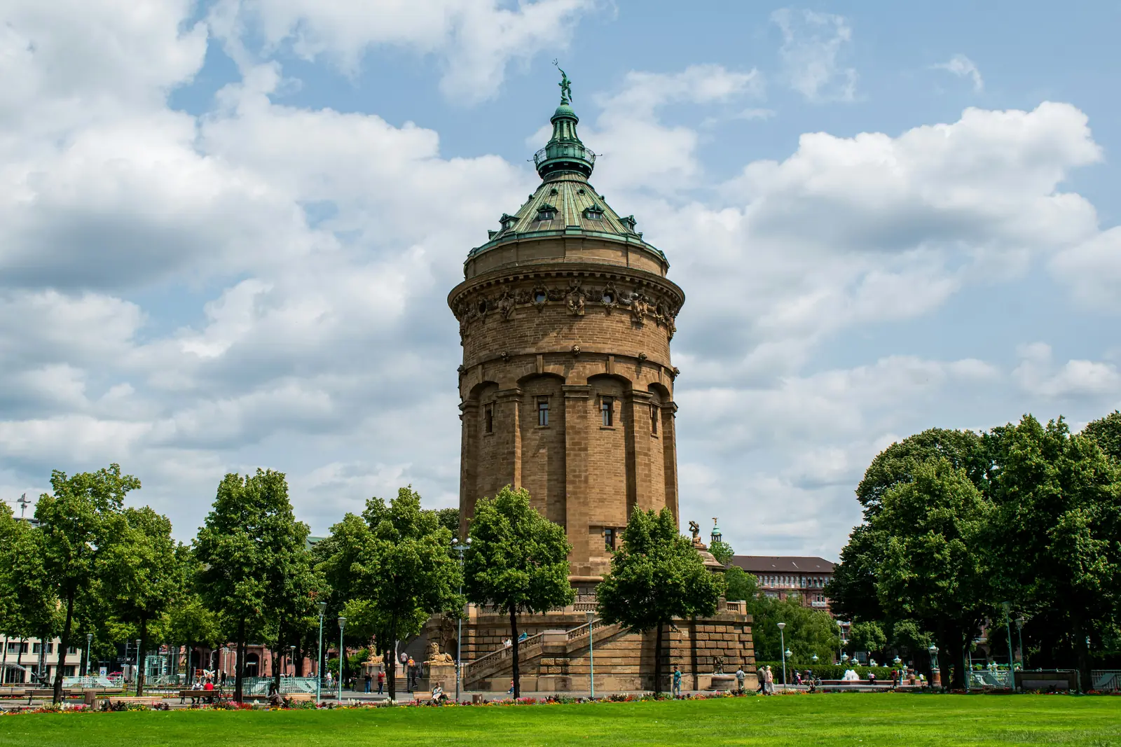 Leiter- und Trittprüfung in Mannheim: Hoher Rundturm mit Kuppelhaube über den Bäumen.
