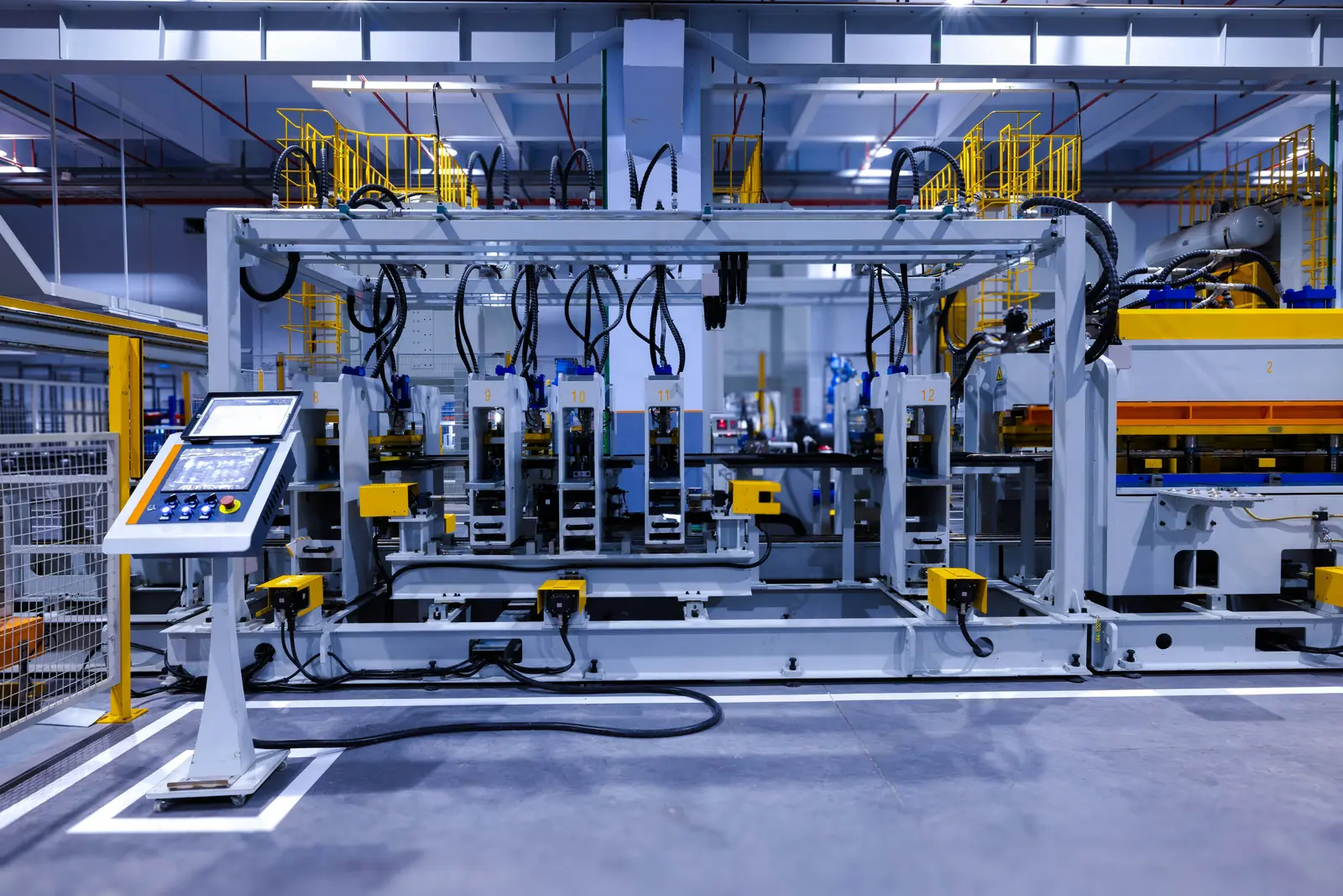 Leiter- und Trittprüfung im Maschinenbau: Anlage mit Wartungsbühnen und Treppen im Hintergrund.