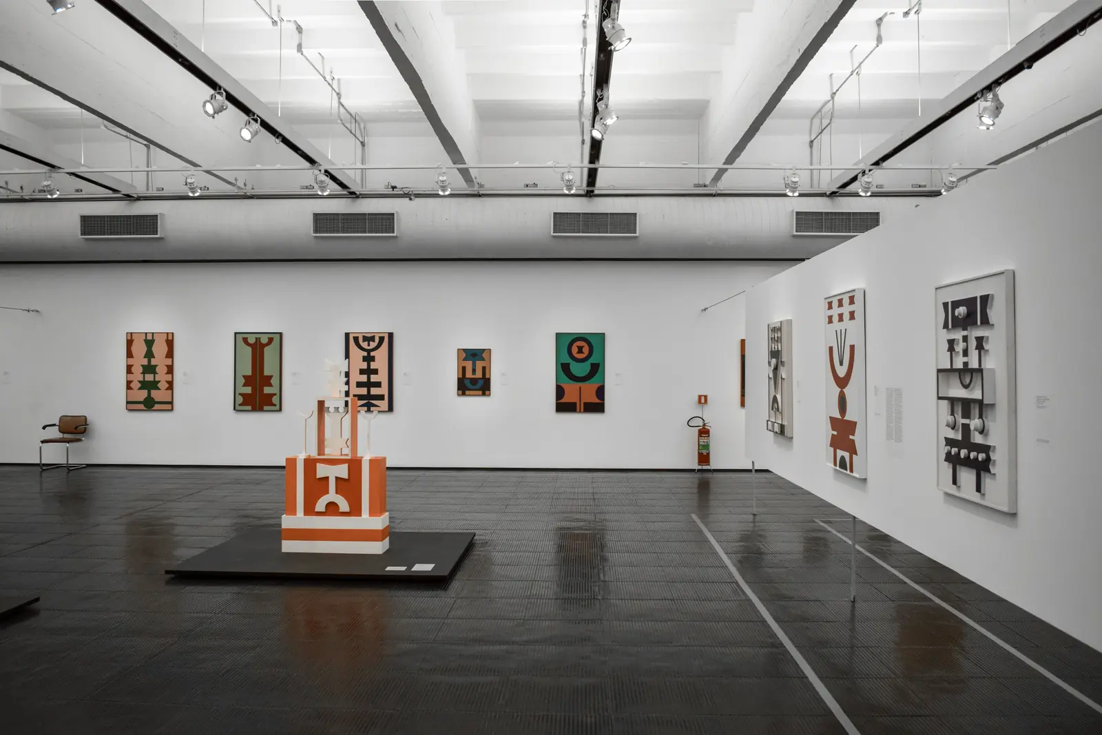 Leiter- und Trittprüfung im Messebau: Ausstellungsraum mit Strahlern an Deckenschienen.