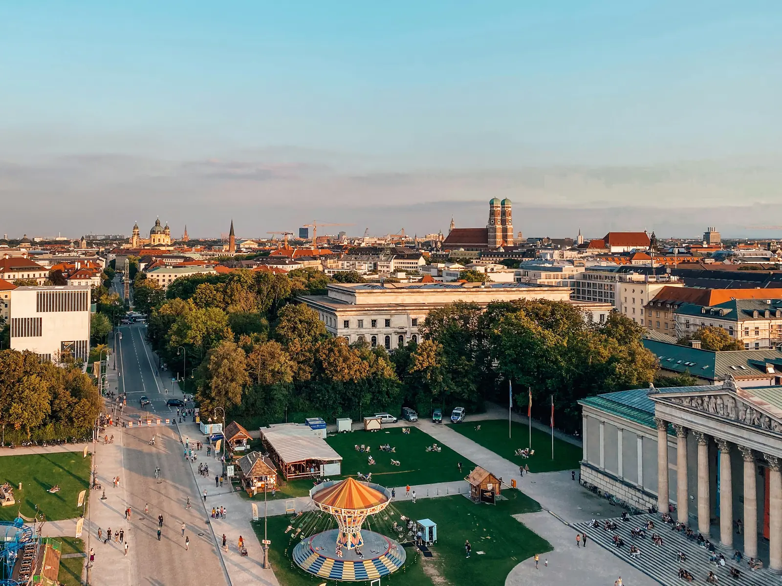 Leiter- und Trittprüfung in München: Baukran über Parkanlage und Innenstadt.
