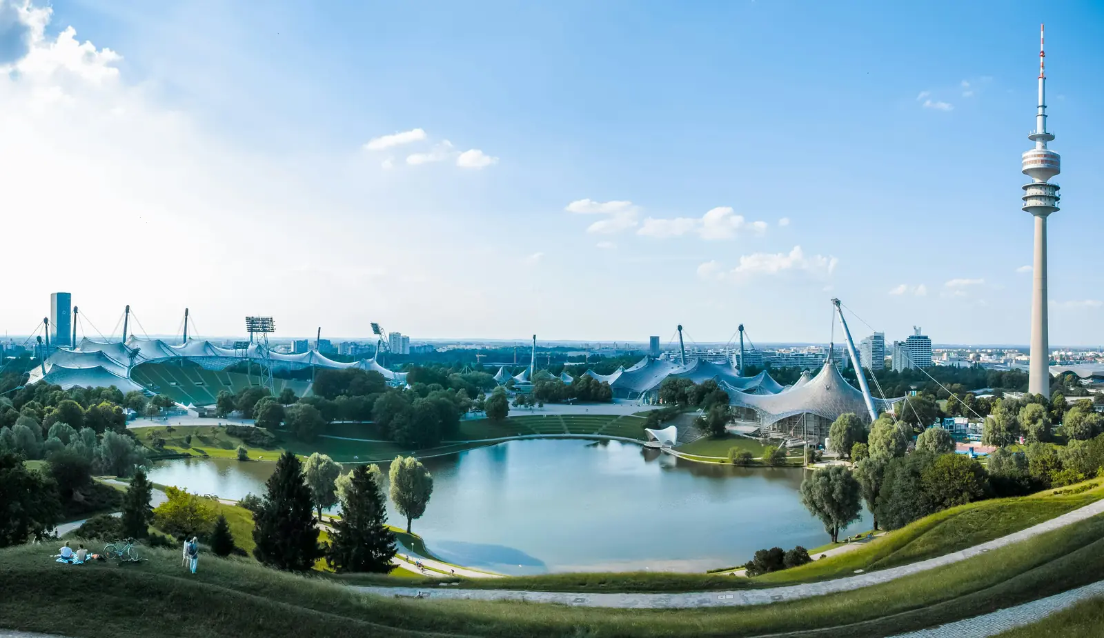 Leiter- und Trittprüfung in München: Zeltdachkonstruktion und Turm über dem Parksee.