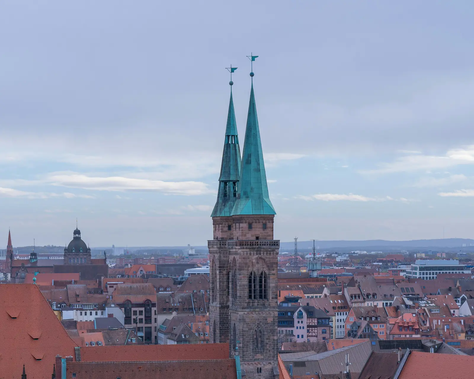 Leiter- und Trittprüfung in Nürnberg: Zwei grüne Turmspitzen über den Dächern.