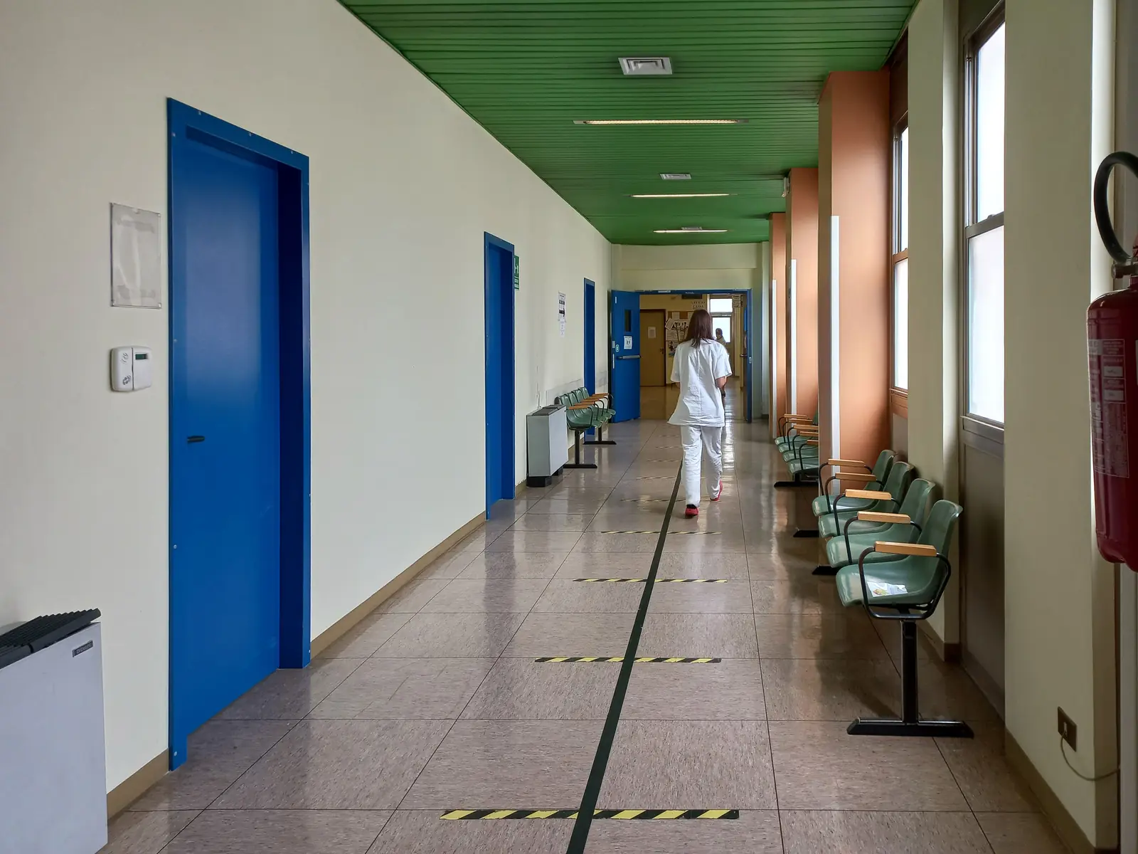 Leiter- und Trittprüfung im Pflegeheim: Deckenleuchten über dem langen Flur.