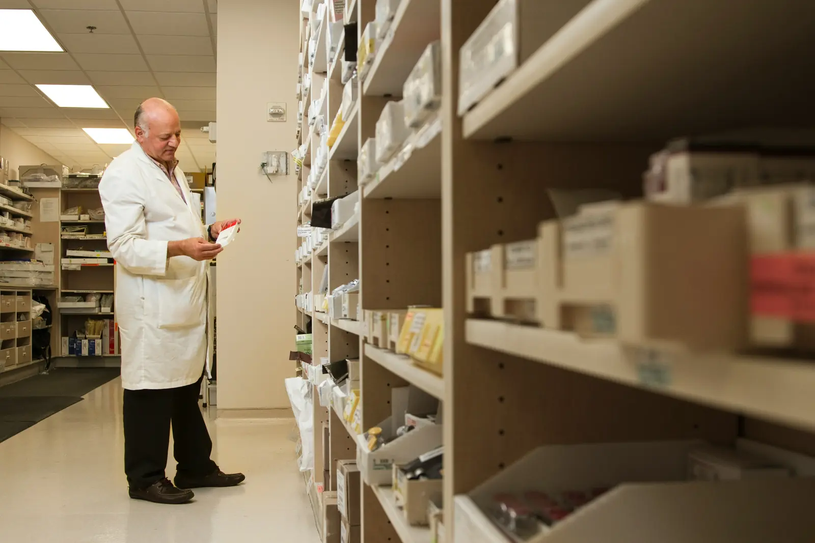 Leiter- und Trittprüfung im Pharmaunternehmen: Hohe Lagerregale im Kommissionierbereich.