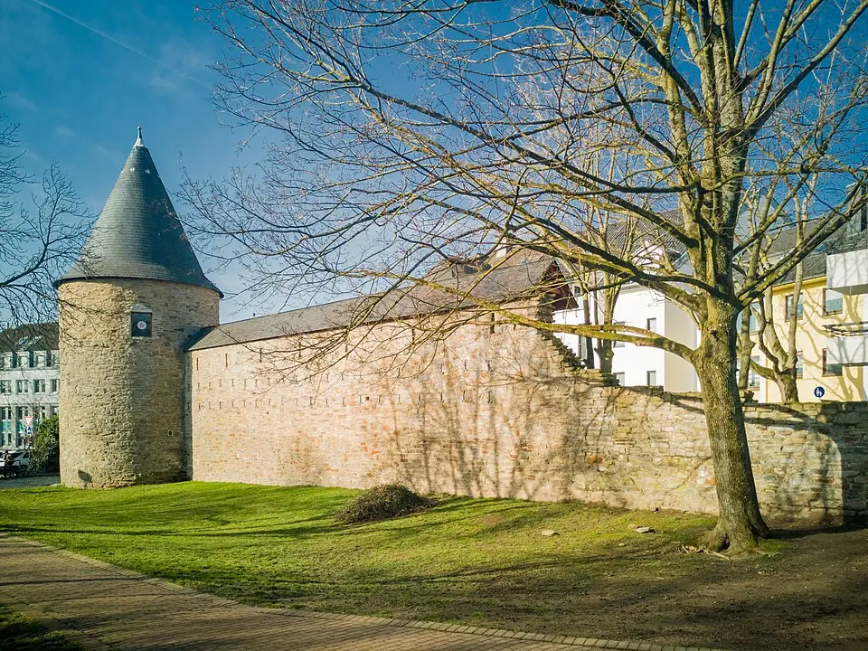 Leiter- und Trittprüfung in Ratingen: Wehrturm und hohe Stadtmauer am Hang.