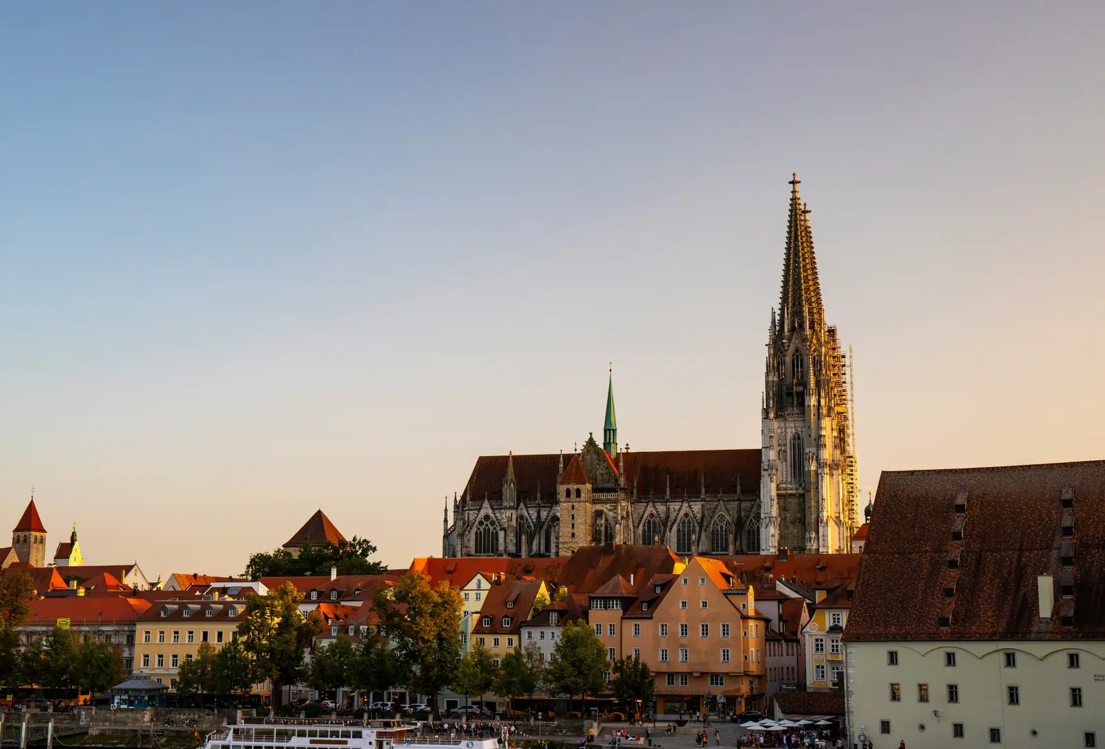 Leiter- und Trittprüfung in Regensburg: Eingerüsteter Kirchturm über den Dächern.