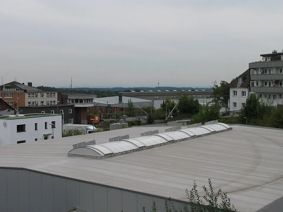 Leiter- und Trittprüfung in Remscheid: Flachdach mit Lichtkuppeln über dem Stadtpanorama.