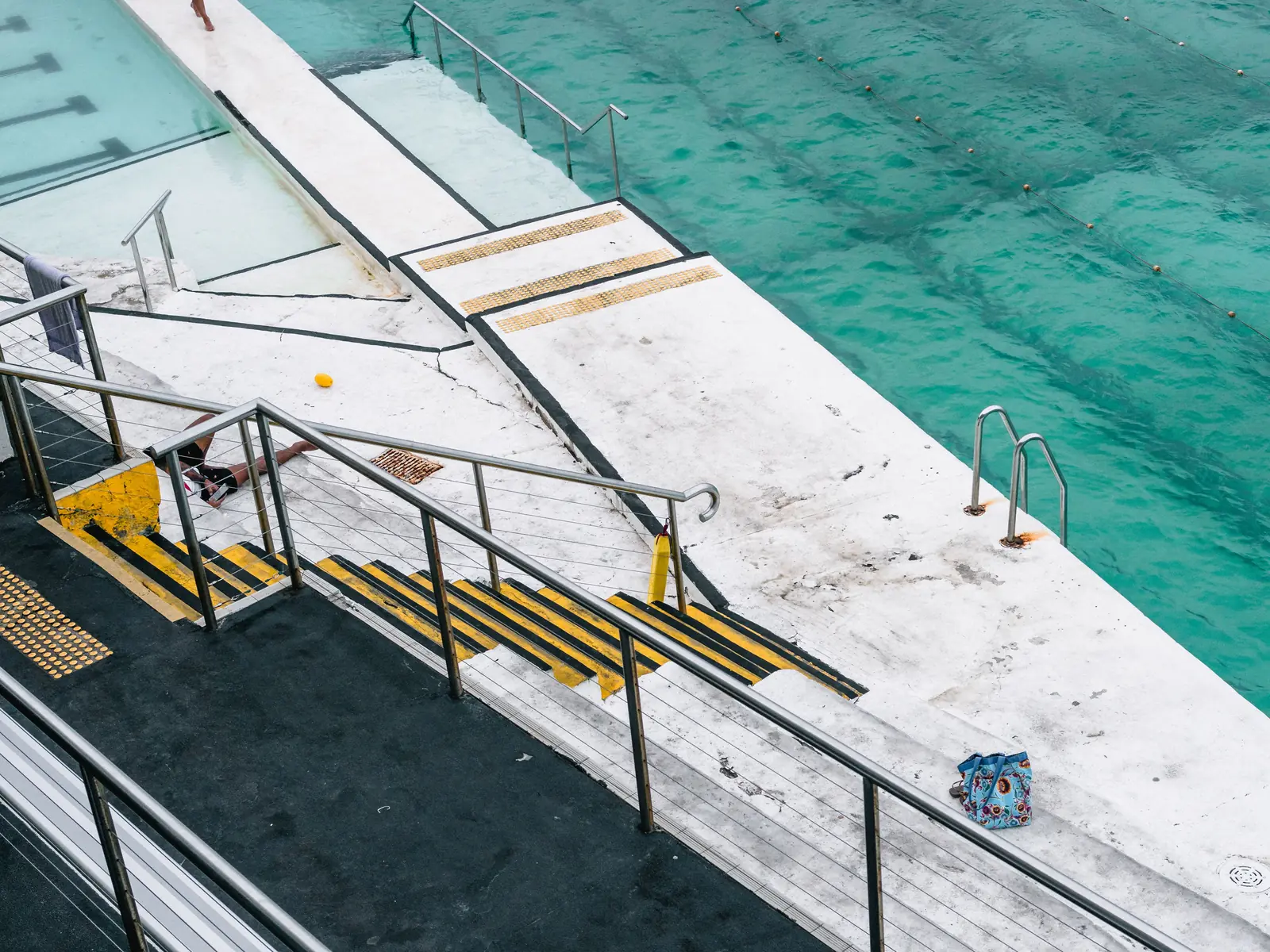 Leiter- und Trittprüfung im Schwimmbad: Treppe mit Geländern am Beckenrand.