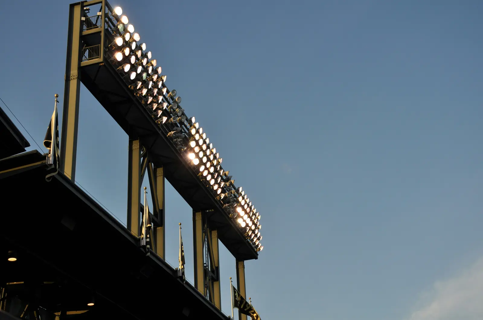 Leiter- und Trittprüfung im Stadion: Flutlichtanlage auf dem Dach der Tribüne.