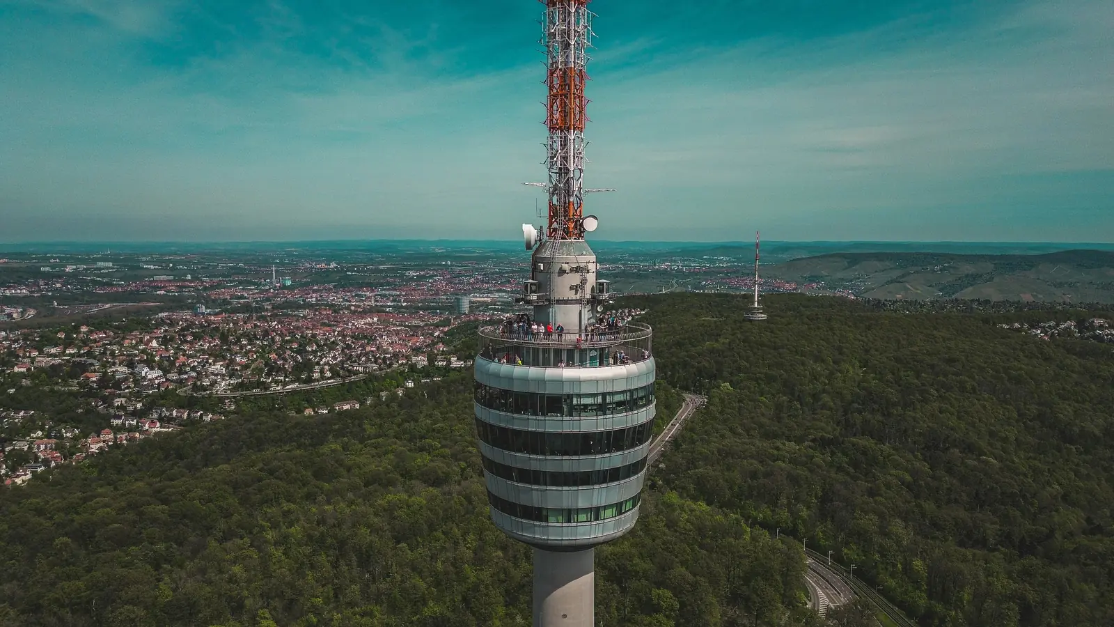Leiter- und Trittprüfung in Stuttgart: Aussichtsturm mit Antennenmast über dem Wald.