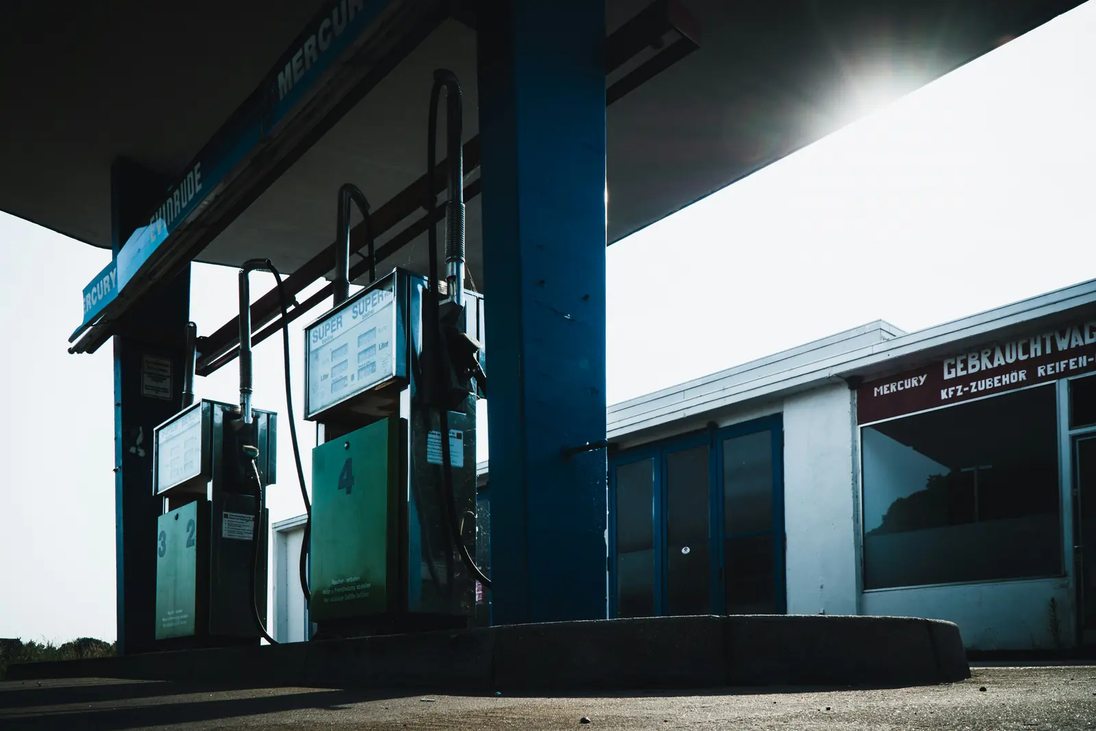 Leiter- und Trittprüfung an der Tankstelle: Vordach und Leuchtband über den Zapfsäulen.