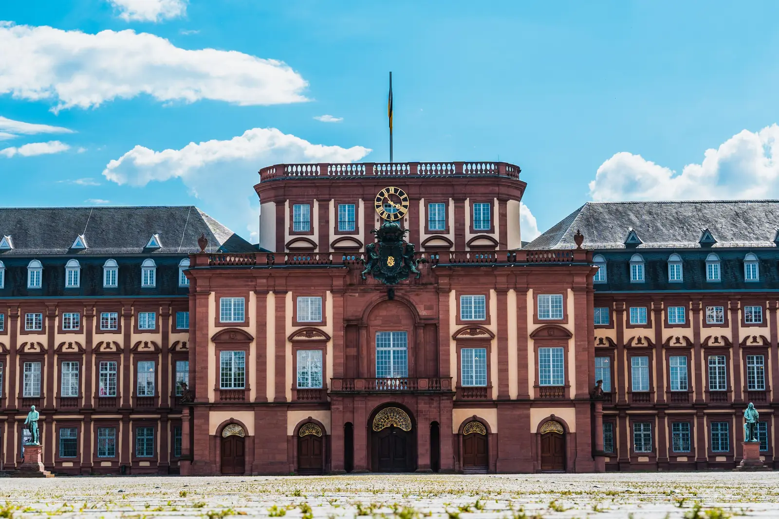 Betriebsmittelprüfung und Leiter- und Trittprüfung in Mannheim: Mittelrisalit eines Barockschlosses mit Uhr.