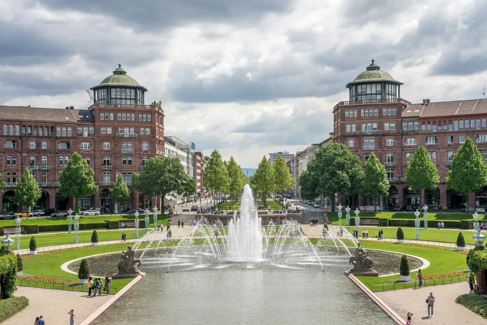 Betriebsmittelprüfung und Leiter- und Trittprüfung in Mannheim: Springbrunnen in der Parkanlage zwischen Kuppelbauten.