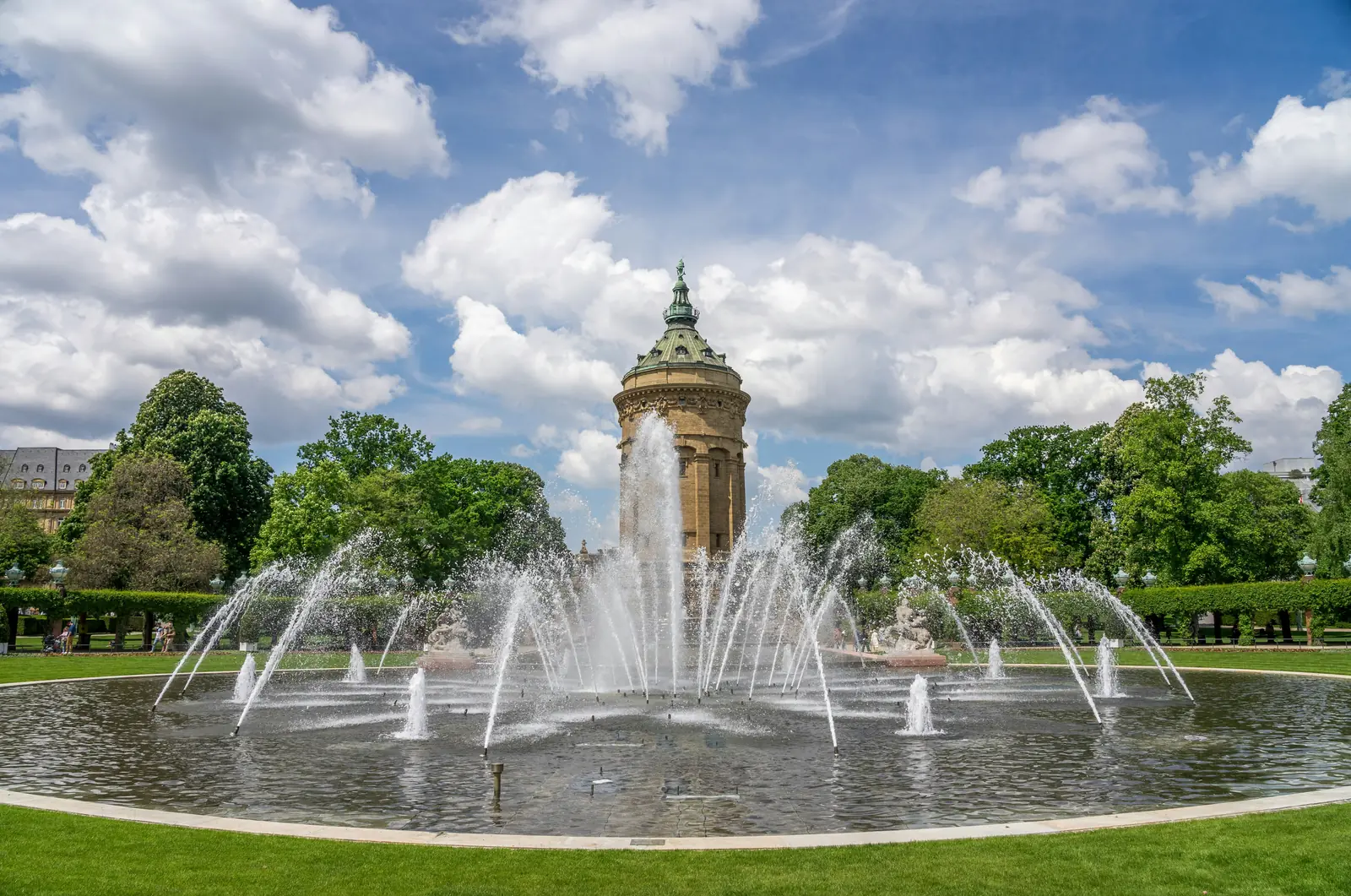 Betriebsmittelprüfung und Leiter- und Trittprüfung in Mannheim: Springbrunnen vor dem Rundturm im Park.