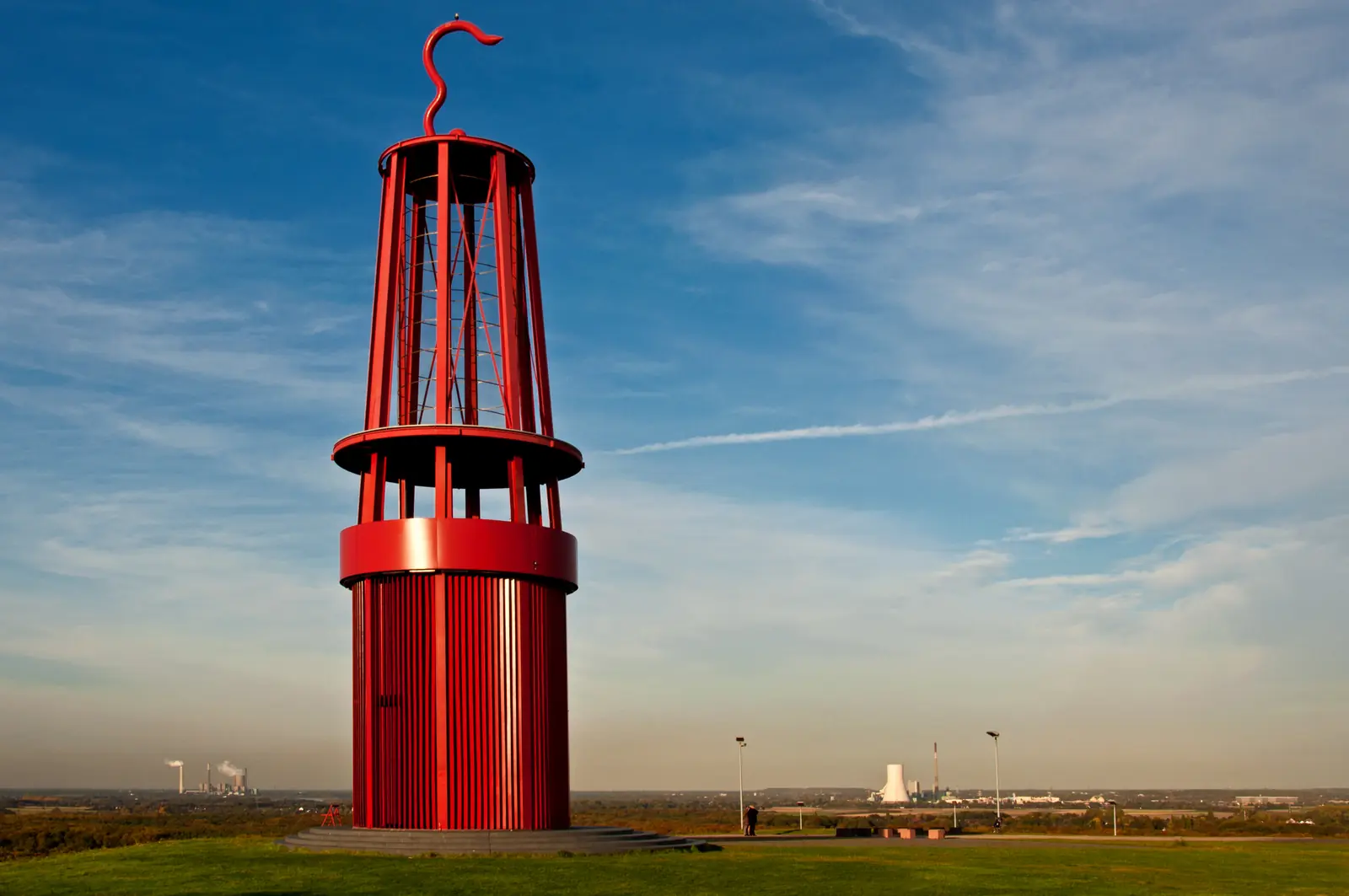 Betriebsmittelprüfung und Leiter- und Trittprüfung in Moers: Rote Grubenlampen-Skulptur auf der Halde.