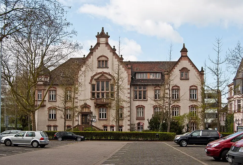 Betriebsmittelprüfung und Leiter- und Trittprüfung in Moers: Villa mit Treppengiebeln hinter Bäumen.