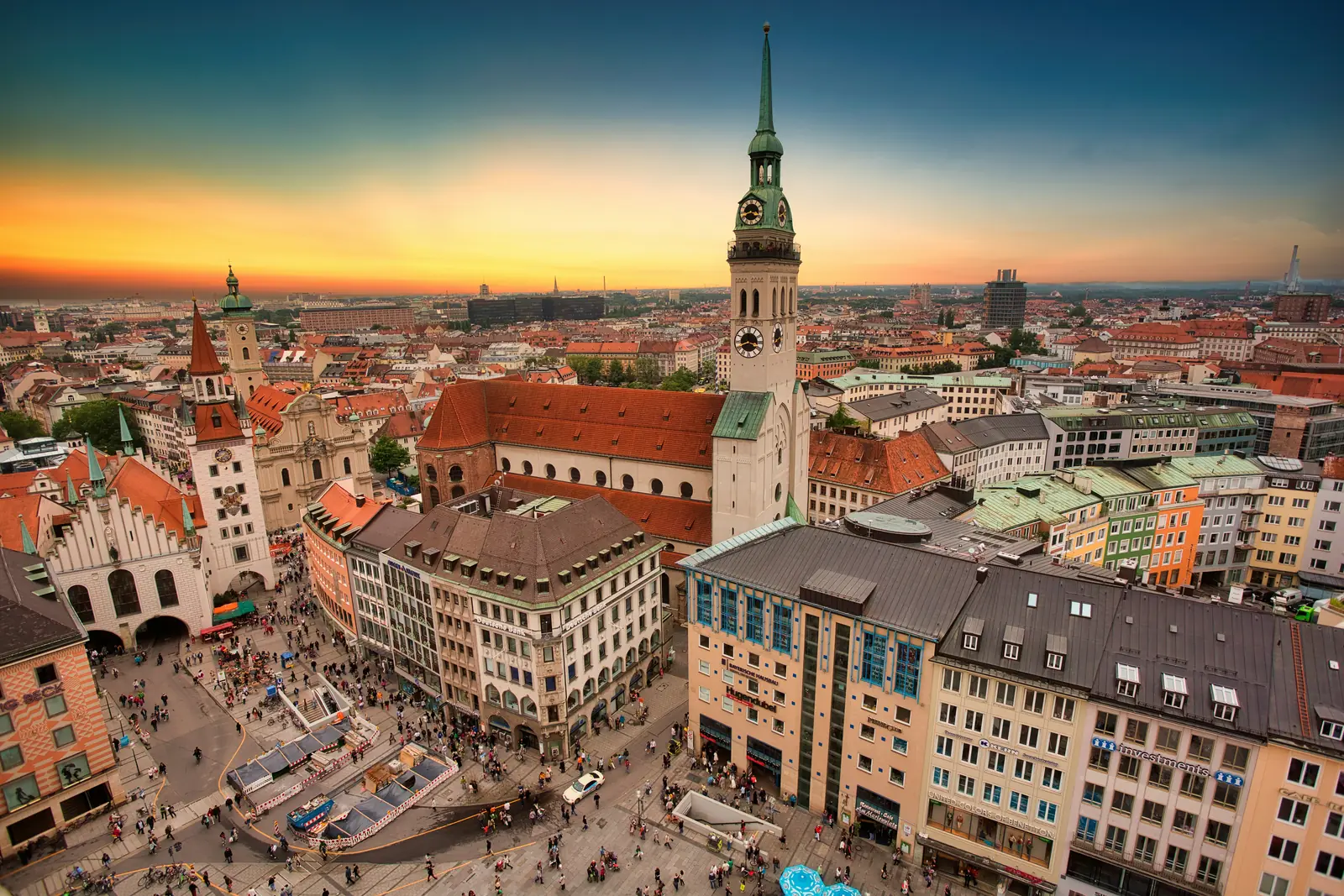 Betriebsmittelprüfung und Leiter- und Trittprüfung in München: Blick über Altstadtplatz und Kirchturm im Sonnenuntergang.