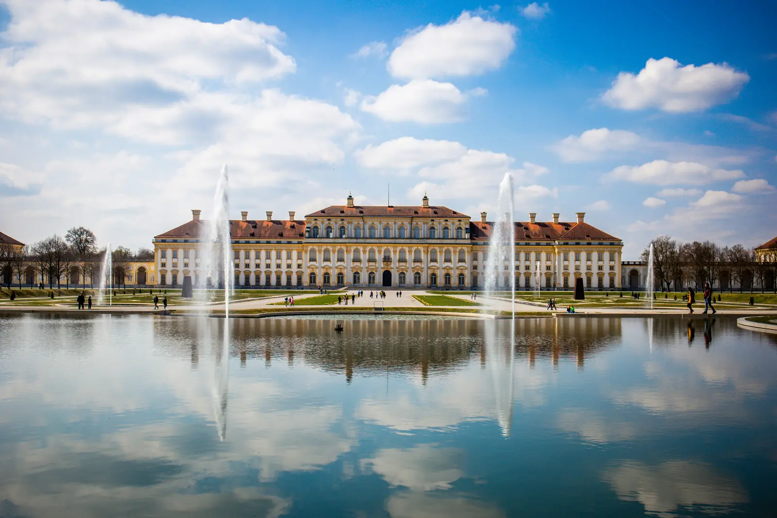 Betriebsmittelprüfung und Leiter- und Trittprüfung in München: Barockschloss mit Fontänen im Wasserbecken.