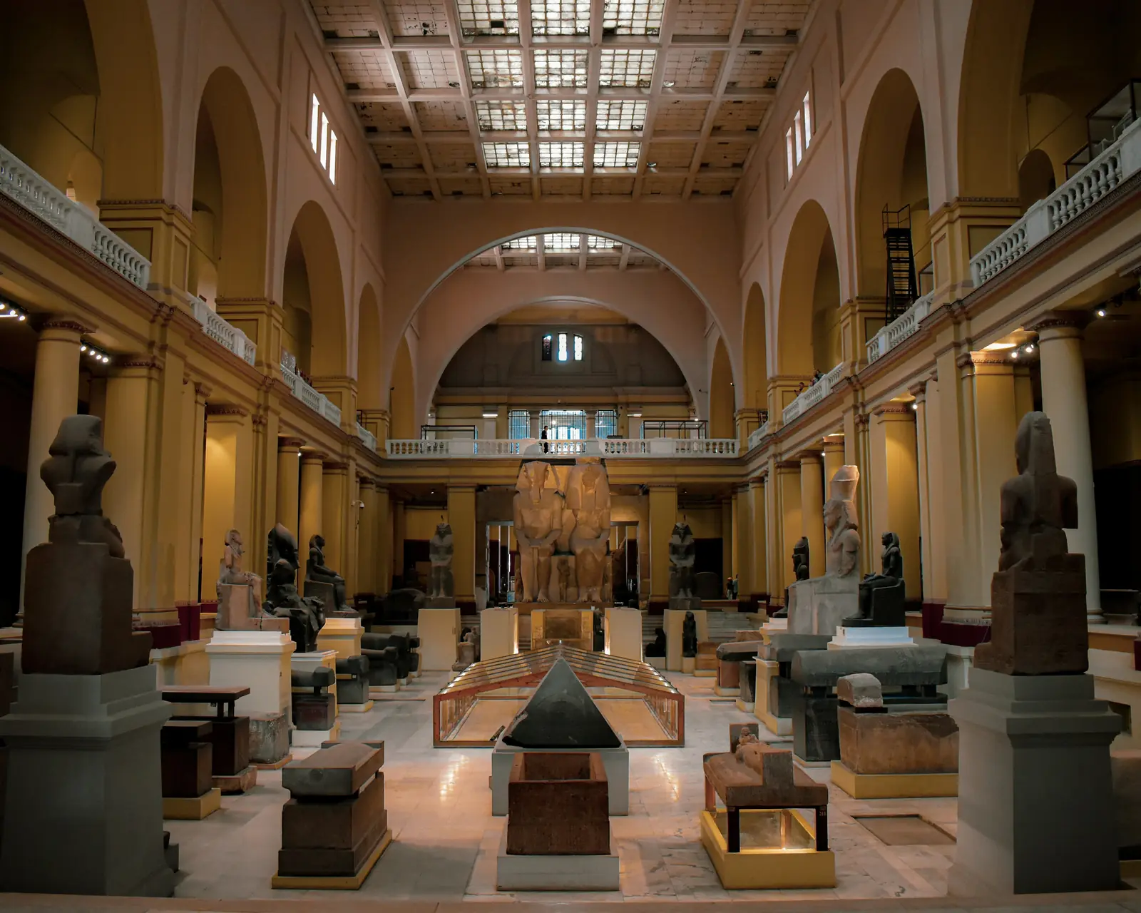 Betriebsmittelprüfung und Leiter- und Trittprüfung im Museum: Große Ausstellungshalle mit Oberlicht und Skulpturen.